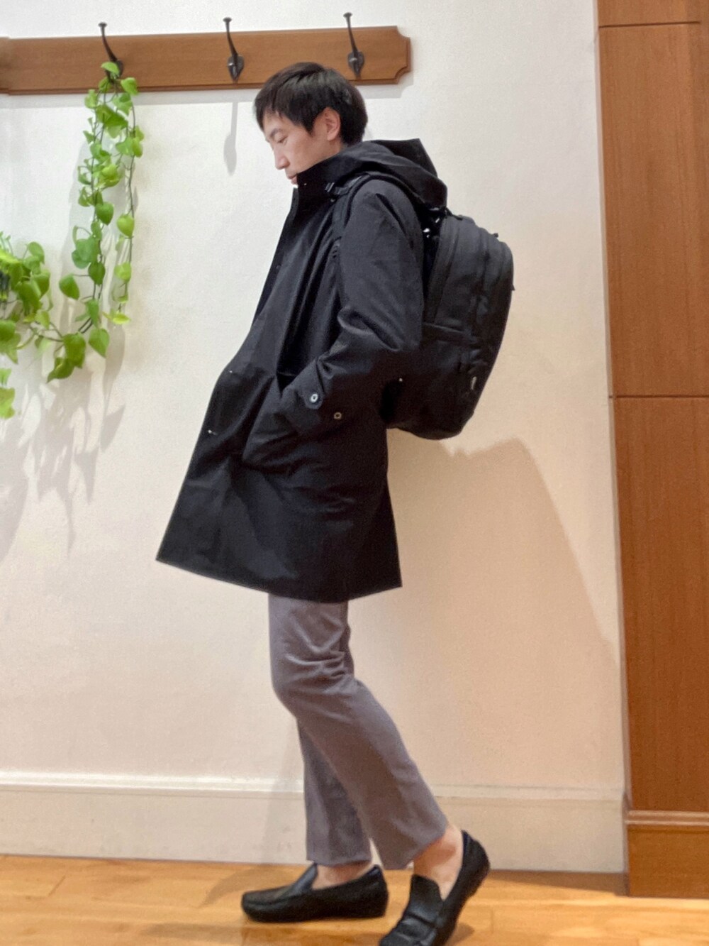 グレー系のその他パンツ、ブラック系のその他アウター、グレー系のテーラードジャケットを着用したメンズの秋コーディネートの4枚目の写真