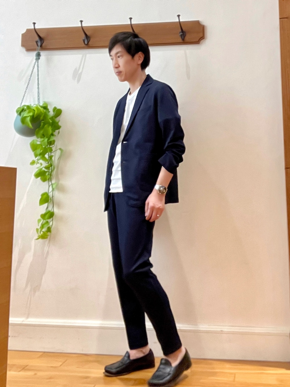 ブルー系のテーラードジャケット、ブルー系のその他パンツ、ホワイト系のTシャツ/カットソーを着用したメンズの春コーディネートの3枚目の写真