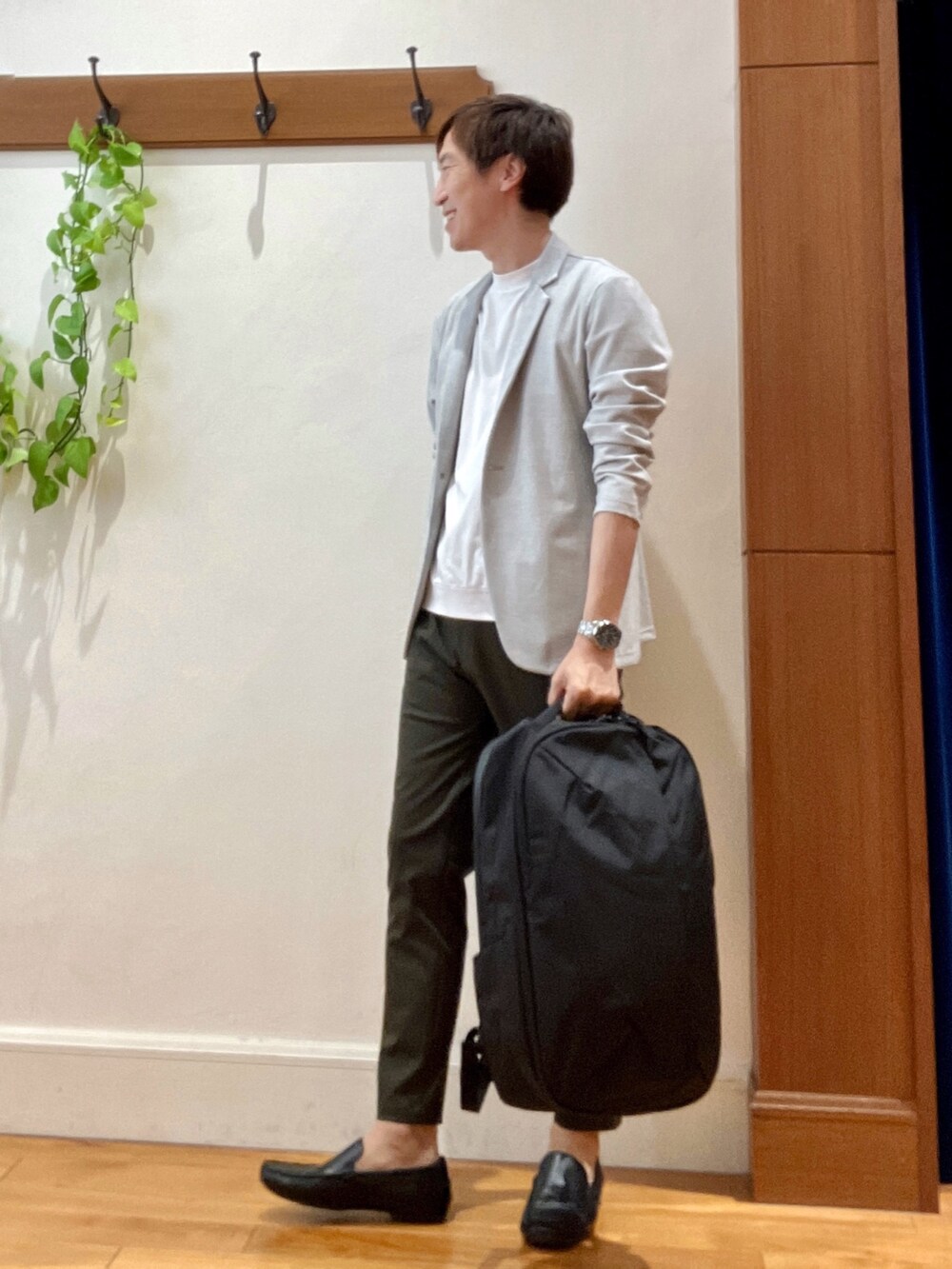 グレー系のテーラードジャケット、ホワイト系のTシャツ/カットソー、グリーン系のその他パンツを着用したメンズの秋コーディネートの3枚目の写真