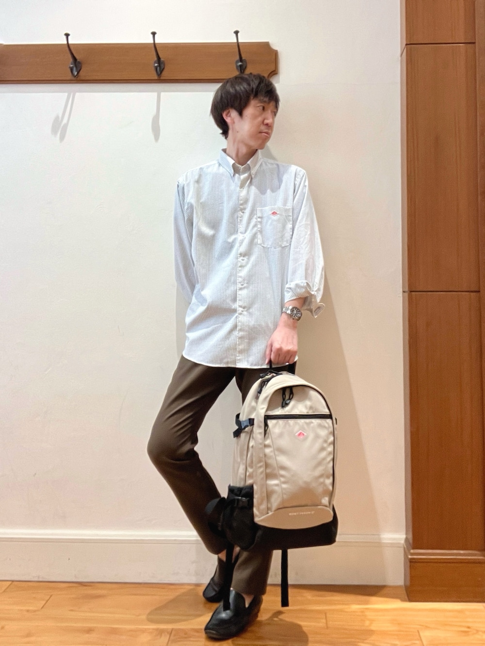 ホワイト系のシャツ/ブラウス、ベージュ系のバックパック/リュック、ブラウン系のその他パンツを着用したメンズの春コーディネートの9枚目の写真