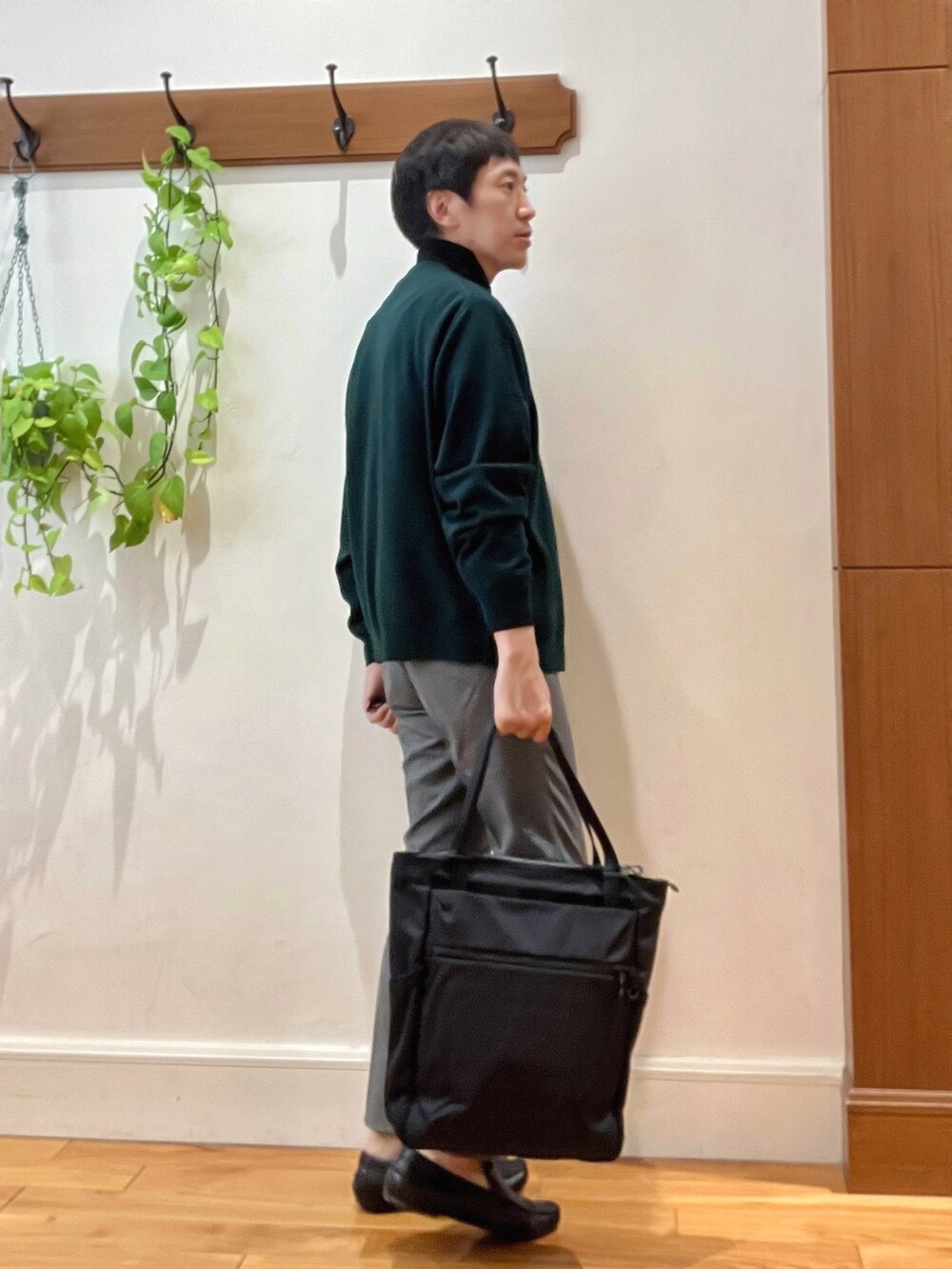 ブラック系のトートバッグ、グレー系のその他パンツ、ブラック系のTシャツ/カットソーを着用したメンズの秋コーディネートの6枚目の写真