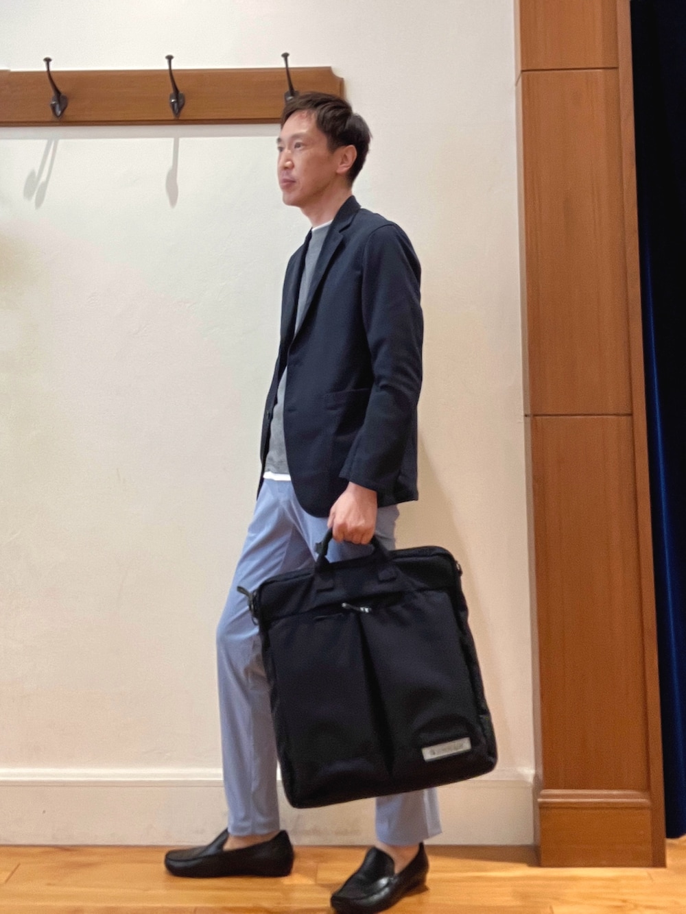 ブルー系のテーラードジャケット、グレー系のTシャツ/カットソー、ブルー系のその他パンツを着用したメンズの秋コーディネートの3枚目の写真