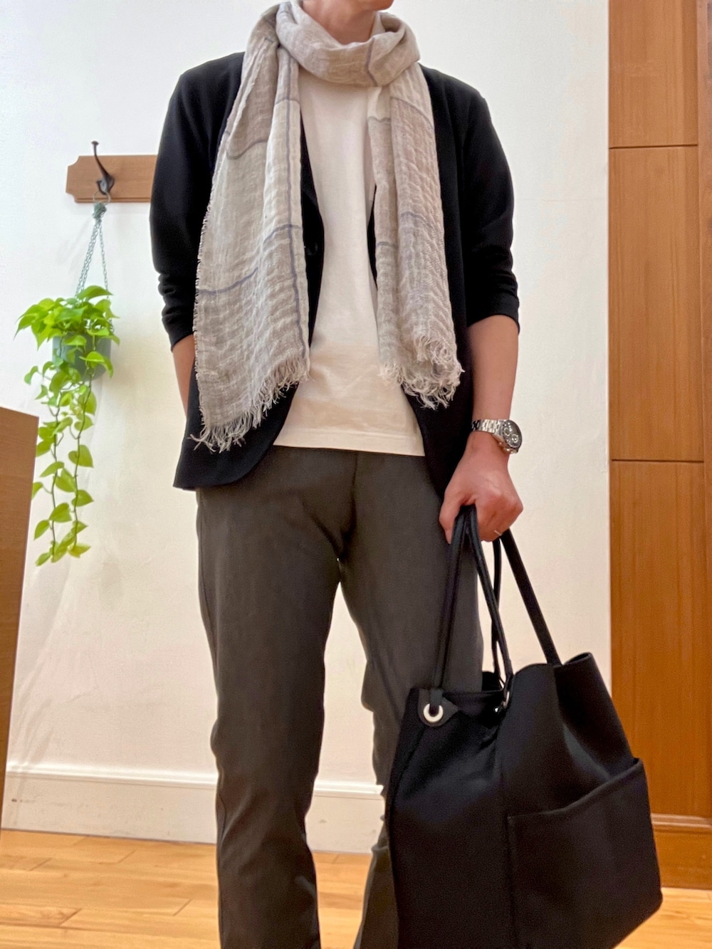 ブラック系のトートバッグ、グレー系のカーディガン/ボレロ、グレー系のその他パンツを着用したメンズの春コーディネートの7枚目の写真