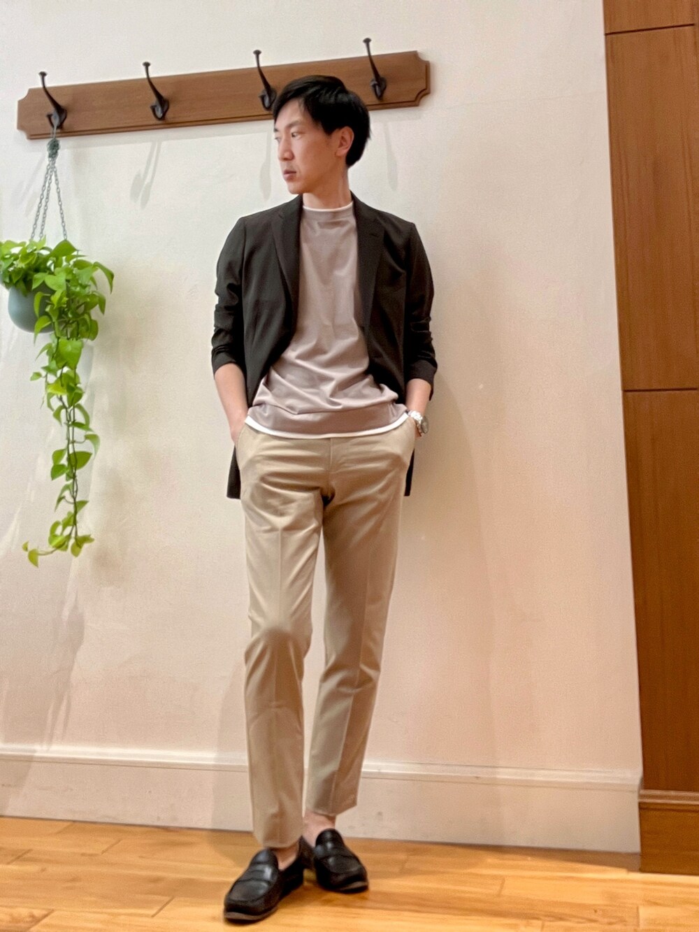 ブラウン系のテーラードジャケット、ベージュ系のTシャツ/カットソー、ブラック系のバックパック/リュックを着用したメンズの春コーディネートの8枚目の写真