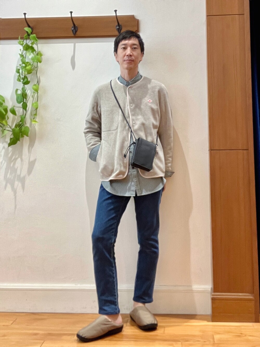 ホワイト系のブルゾン、グリーン系のシャツ/ブラウス、ブラック系のショルダーバッグを着用したメンズの秋コーディネートの2枚目の写真