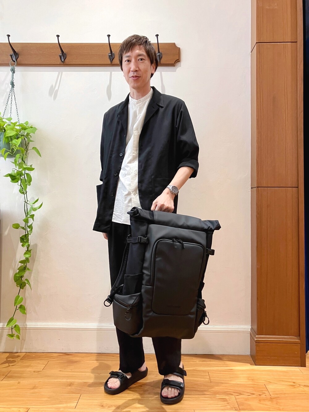 ブラック系のシャツ/ブラウス、ホワイト系のシャツ/ブラウス、ブラック系のその他パンツを着用したメンズの春コーディネートの2枚目の写真