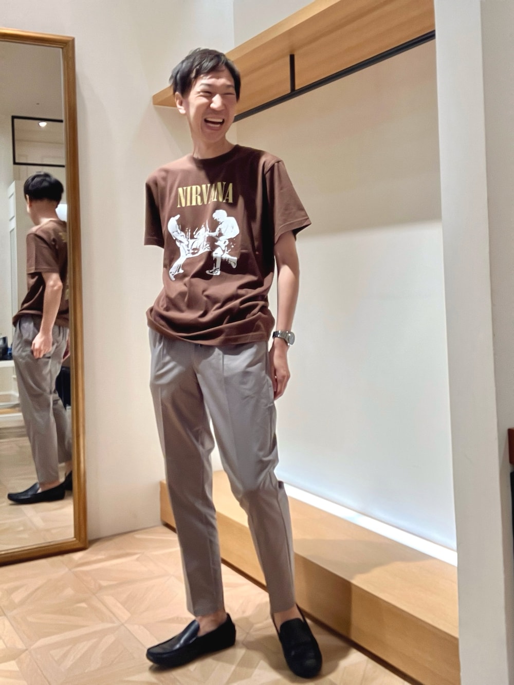 グリーン系のシャツ/ブラウス、ブラウン系のTシャツ/カットソー、ブラック系のトートバッグを着用したメンズの夏コーディネートの8枚目の写真