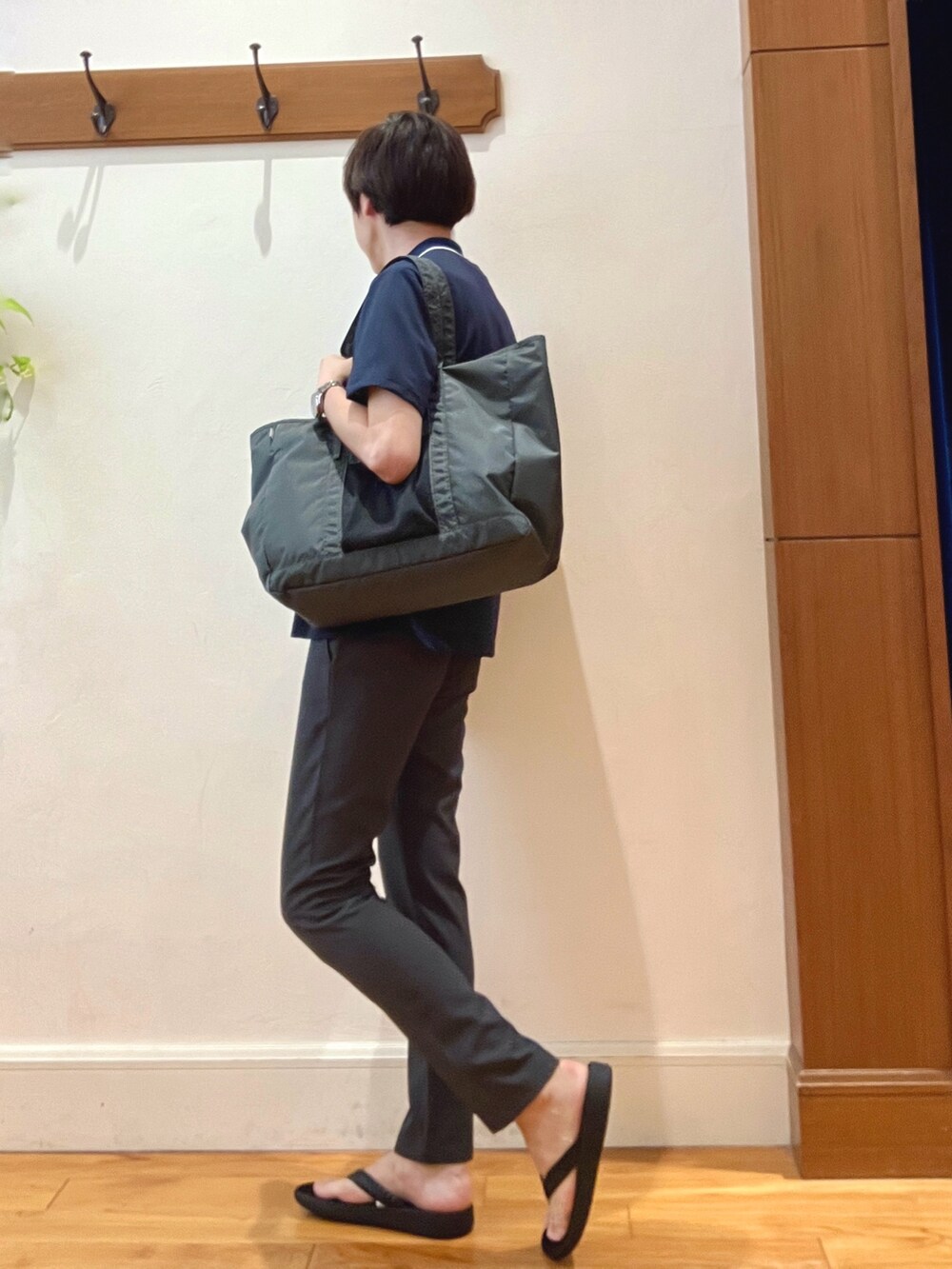 グレー系のトートバッグ、グレー系のその他パンツ、ブラック系のサンダルを着用したメンズの夏コーディネートの5枚目の写真