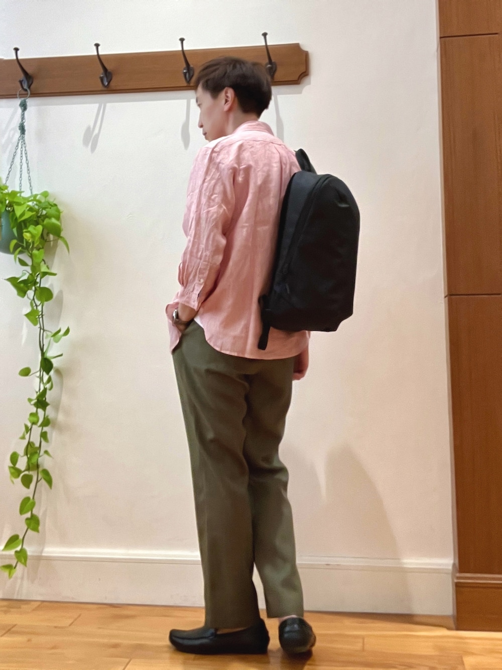 レッド系のシャツ/ブラウス、ホワイト系のTシャツ/カットソー、グリーン系のその他パンツを着用したメンズの春コーディネートの3枚目の写真