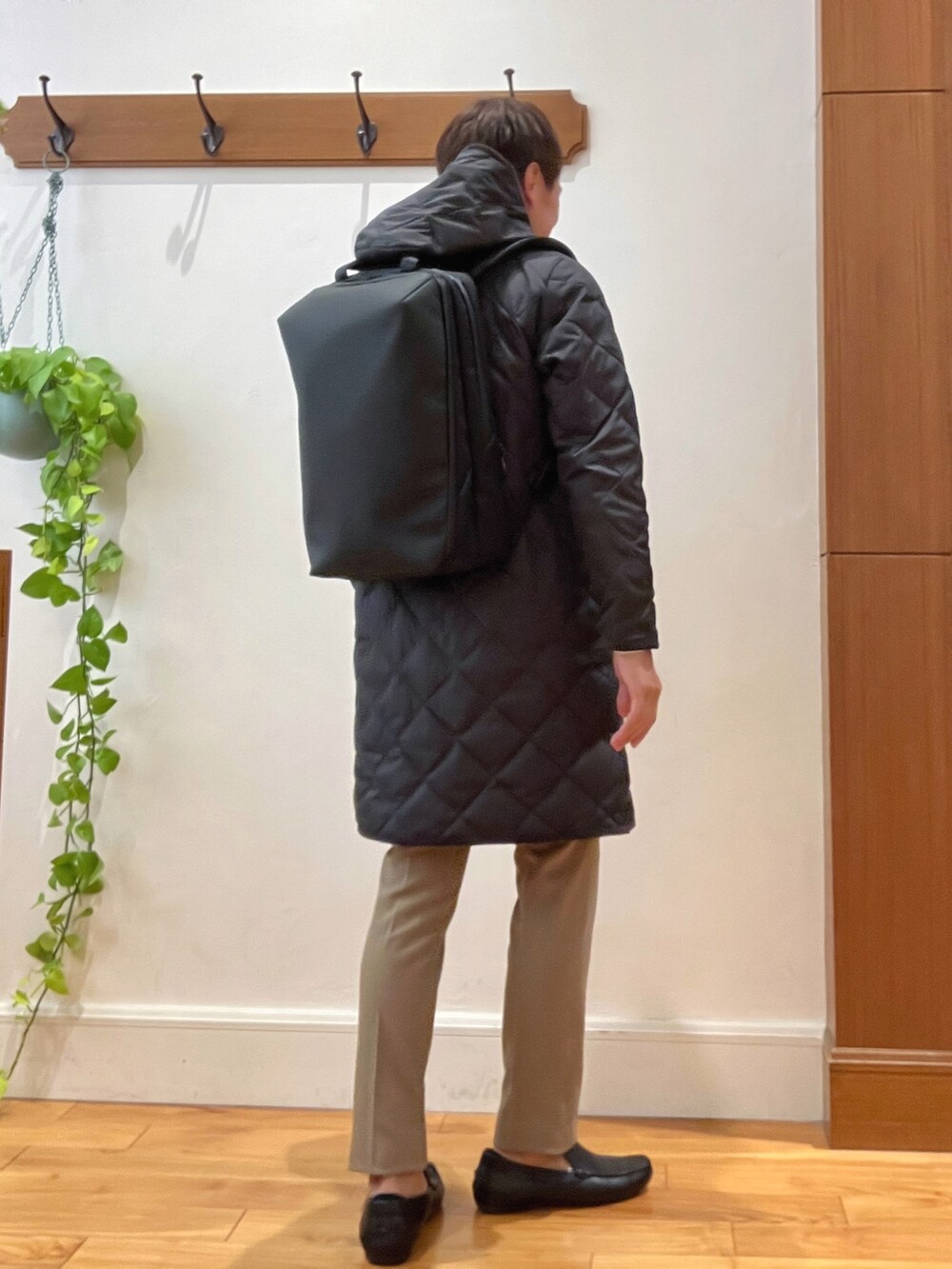 グレー系のダウンジャケット/コート、ホワイト系のTシャツ/カットソー、ベージュ系のその他パンツを着用したメンズの夏コーディネートの6枚目の写真