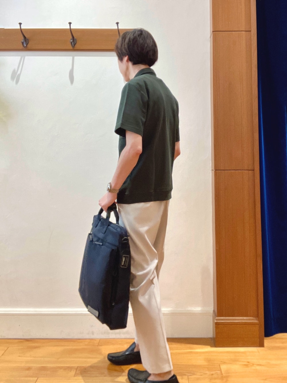 ホワイト系のTシャツ/カットソー、グリーン系のポロシャツ、ホワイト系のその他パンツを着用したメンズの夏コーディネートの3枚目の写真