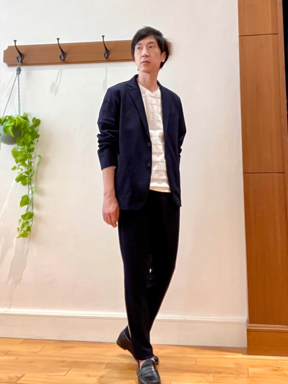 ブルー系のテーラードジャケット、ブルー系のその他パンツ、ホワイト系のTシャツ/カットソーを着用したメンズの春コーディネートの8枚目の写真