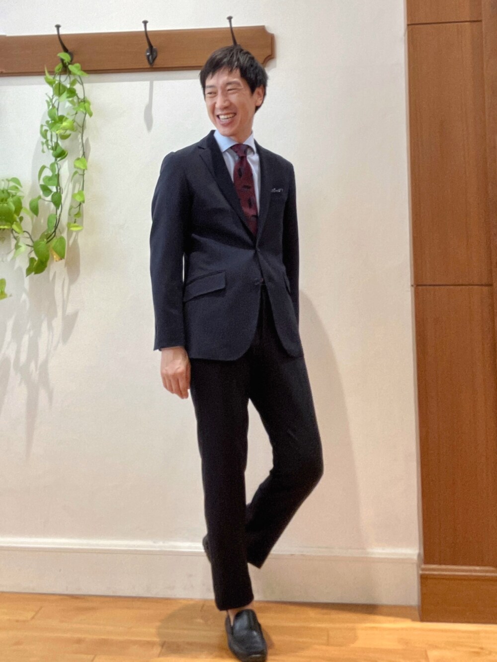 ブルー系のテーラードジャケット、ブルー系のその他パンツ、ブルー系のビジネスシャツを着用したメンズの秋コーディネートの6枚目の写真