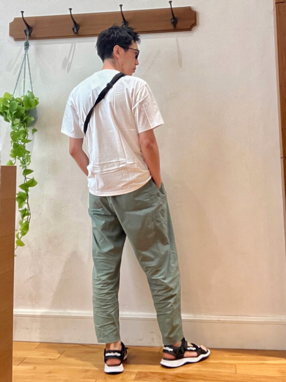 パープル系のショルダーバッグ、ホワイト系のTシャツ/カットソー、ブラック系のサングラスを着用したメンズの夏コーディネートの6枚目の写真