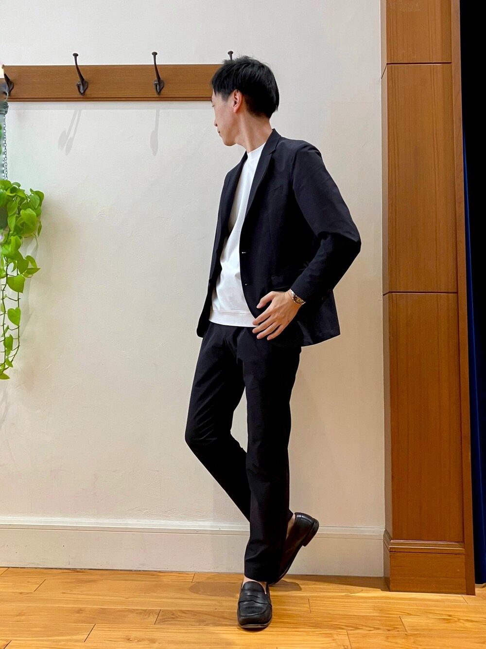 ブルー系のその他パンツ、ホワイト系のTシャツ/カットソー、ブラック系のテーラードジャケットを着用したメンズの冬コーディネートの4枚目の写真