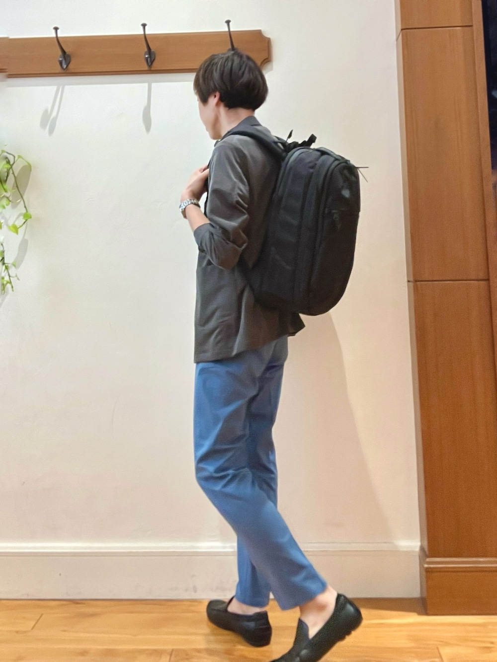 グレー系のテーラードジャケット、ブルー系のTシャツ/カットソー、ブルー系のチノパンツを着用したメンズの春コーディネートの4枚目の写真