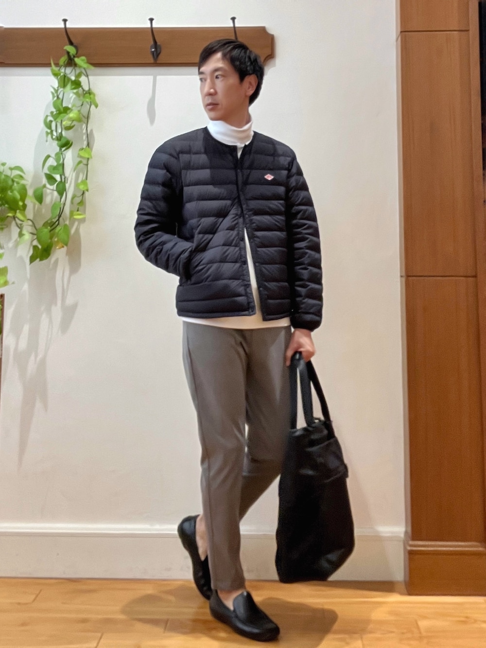 ブラック系のトートバッグ、グレー系のその他パンツ、ホワイト系のTシャツ/カットソーを着用したメンズの秋コーディネートの6枚目の写真