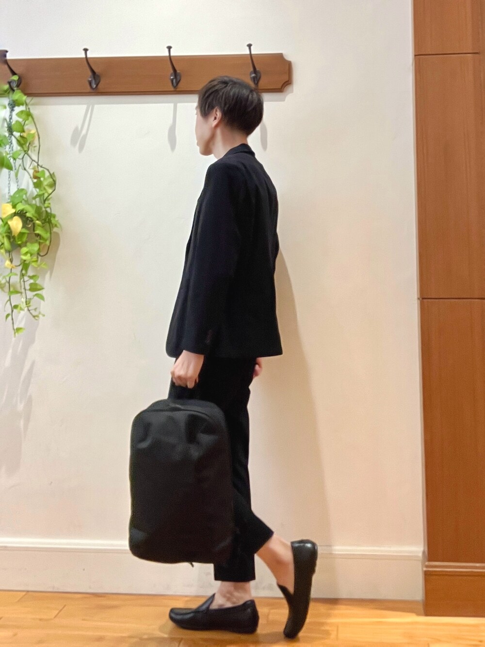 ブラック系のテーラードジャケット、ブラック系のその他パンツ、ブラック系のTシャツ/カットソーを着用したメンズの秋コーディネートの5枚目の写真