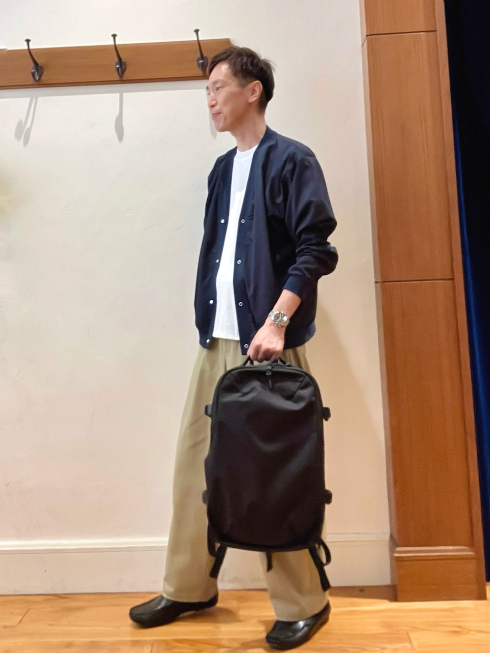 ホワイト系のTシャツ/カットソー、ブラック系のバックパック/リュック、ブルー系のカーディガン/ボレロを着用したメンズの夏コーディネートの2枚目の写真