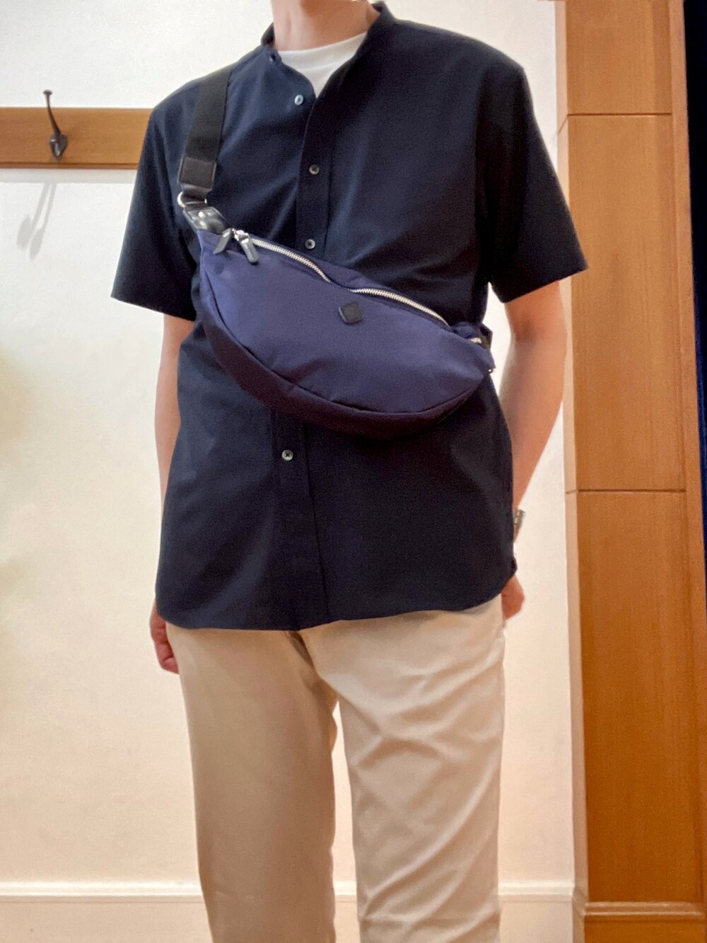 ホワイト系のTシャツ/カットソー、ブルー系のシャツ/ブラウス、ホワイト系のチノパンツを着用したメンズの夏コーディネートの8枚目の写真