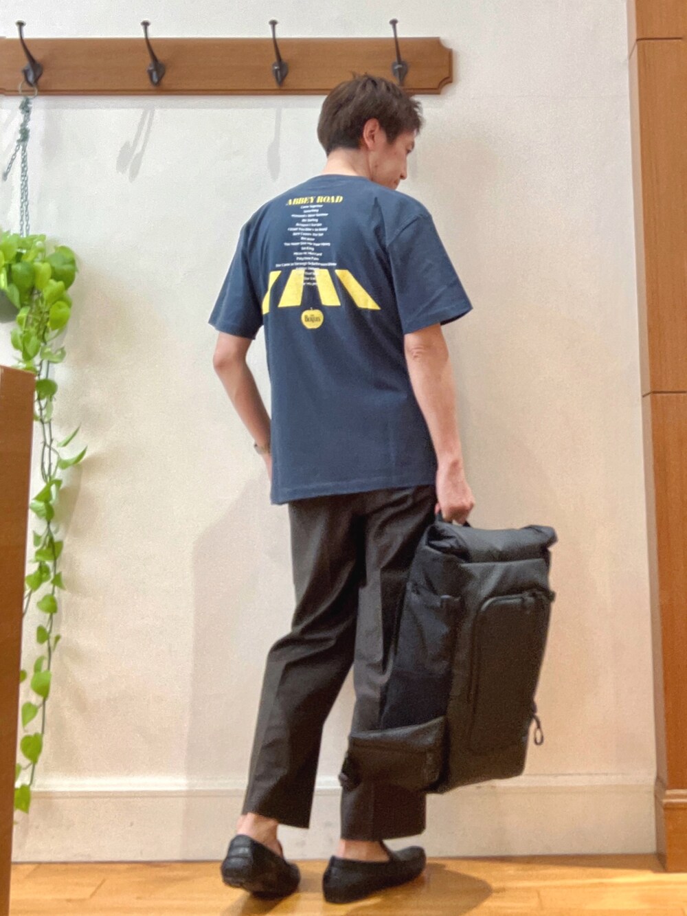 ブルー系のTシャツ/カットソー、ブラック系のバックパック/リュックを着用したメンズの春コーディネートの5枚目の写真