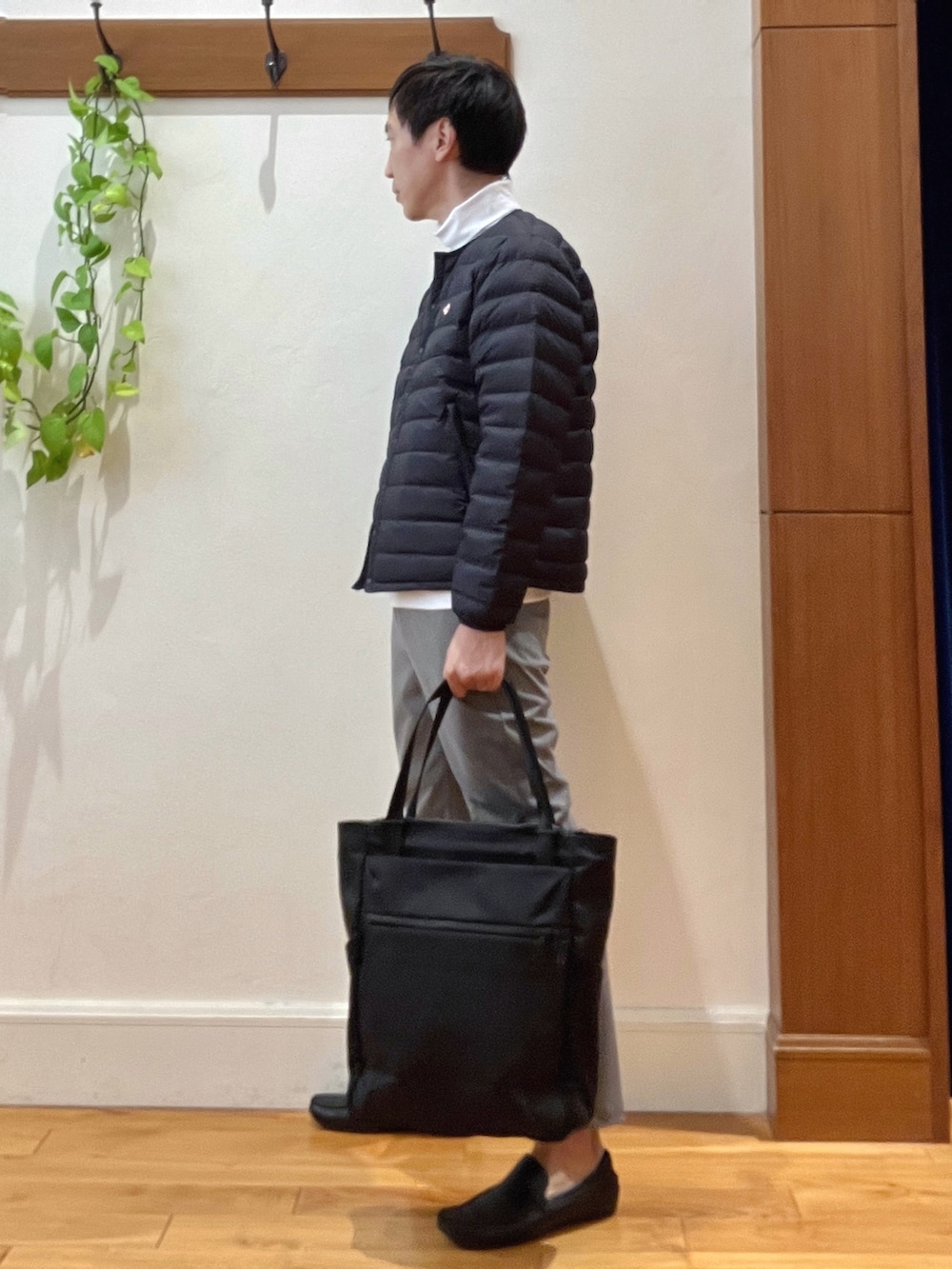 ブラック系のトートバッグ、グレー系のその他パンツ、ホワイト系のTシャツ/カットソーを着用したメンズの秋コーディネートの3枚目の写真