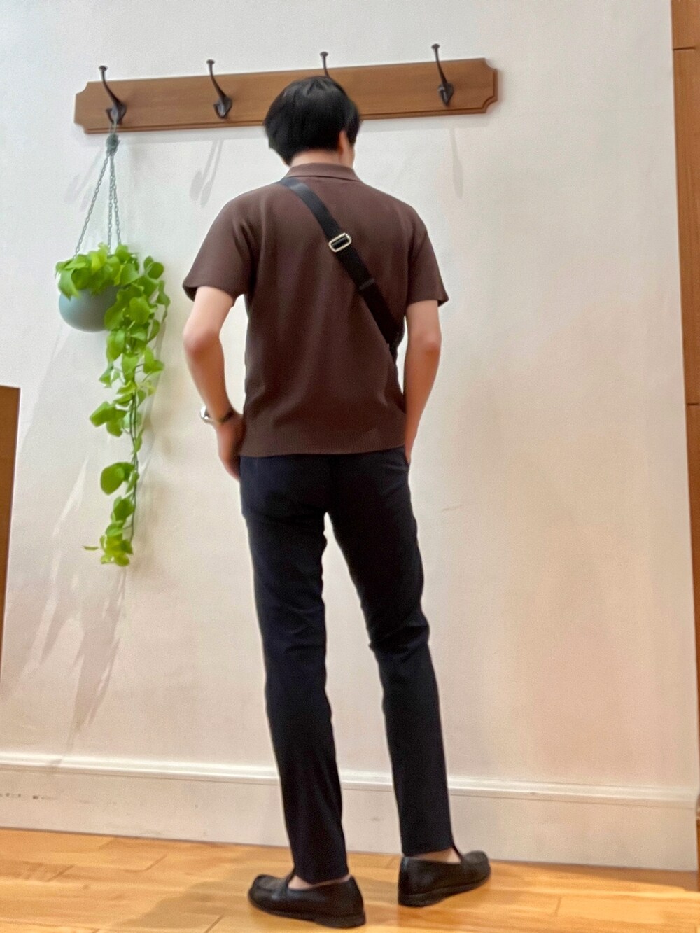 ブラウン系のポロシャツ、ブルー系のその他パンツ、ブラック系のボディバッグ/ウエストポーチを着用したメンズの春コーディネートの3枚目の写真