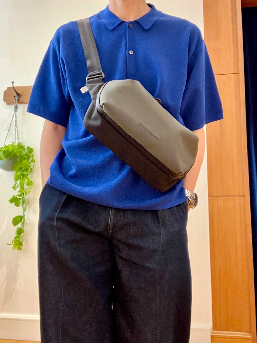 グリーン系のショルダーバッグ、ブルー系のポロシャツを着用したメンズの春コーディネートの7枚目の写真