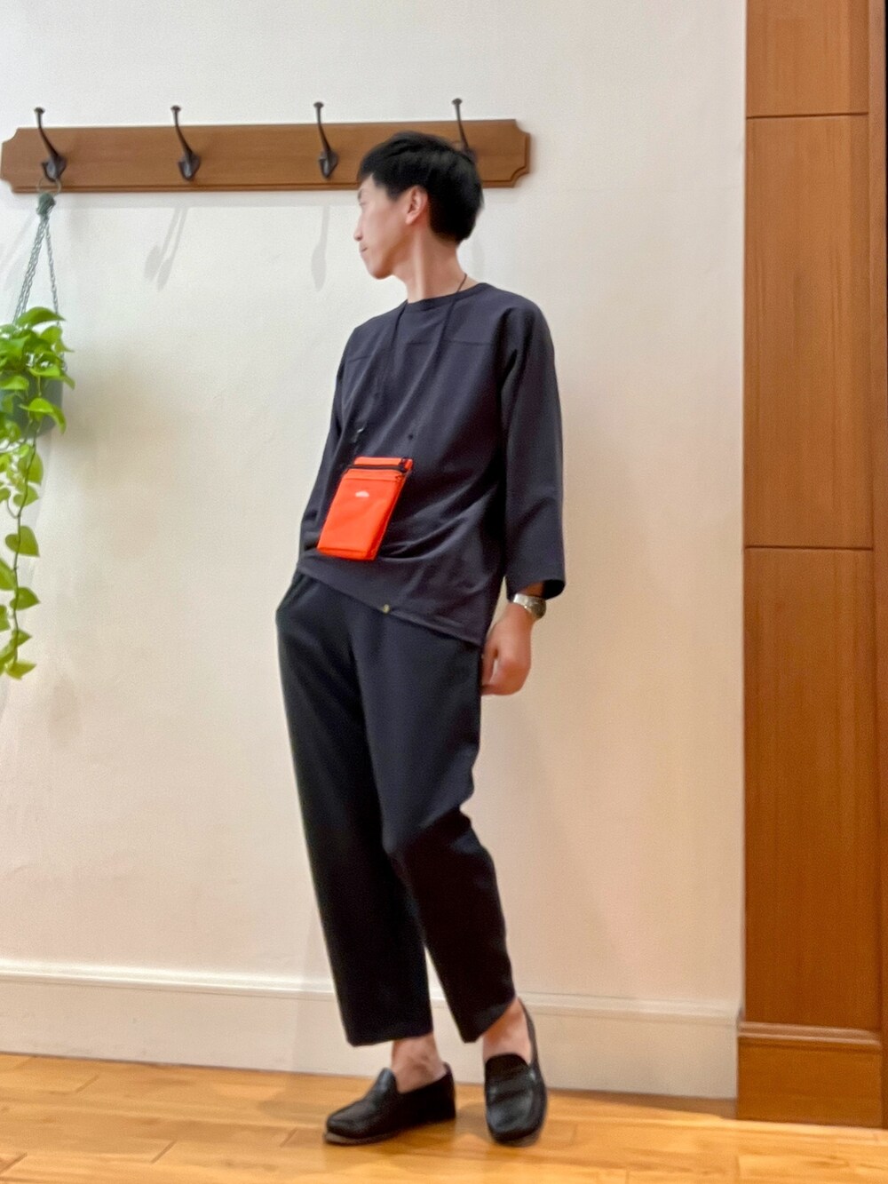 ブラック系のTシャツ/カットソー、イエロー系のショルダーバッグ、ブルー系のその他パンツを着用したメンズの春コーディネートの4枚目の写真