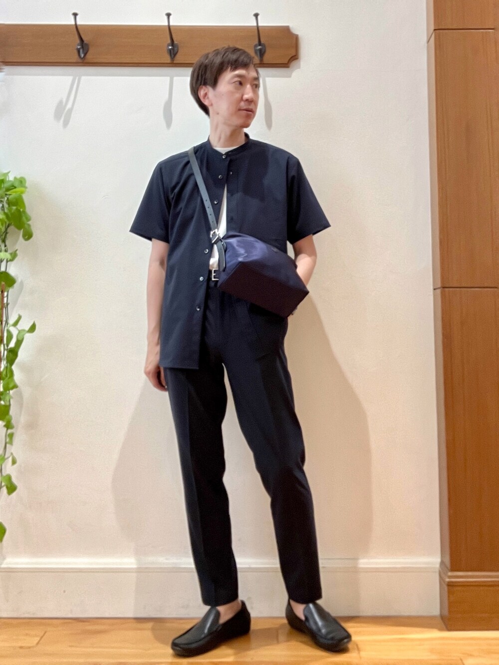 ブルー系のシャツ/ブラウス、ホワイト系のTシャツ/カットソー、ブルー系のショルダーバッグを着用したメンズの夏コーディネートの2枚目の写真