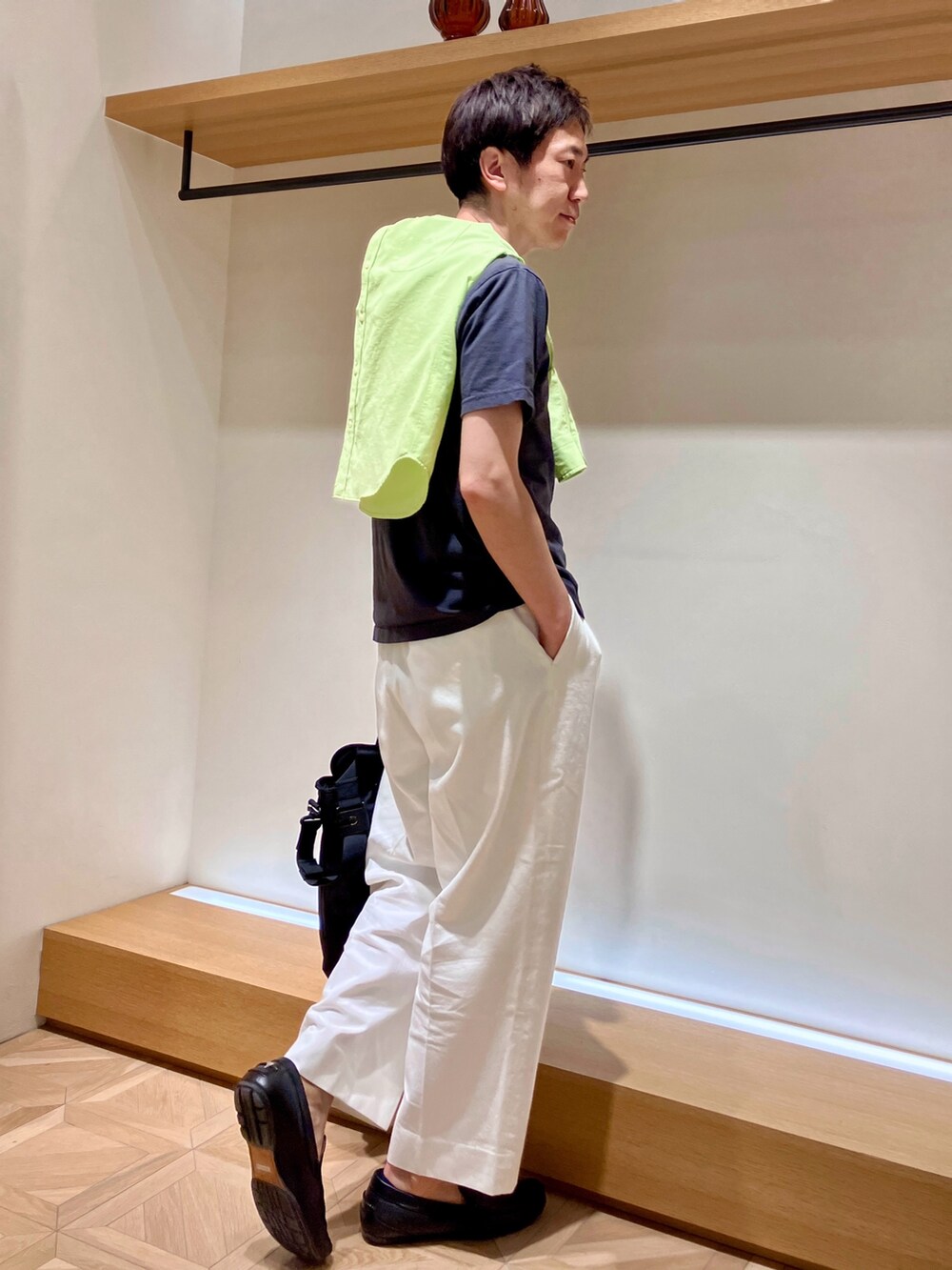 イエロー系のシャツ/ブラウス、グレー系のTシャツ/カットソー、ホワイト系のデニムパンツを着用したメンズの春コーディネートの4枚目の写真