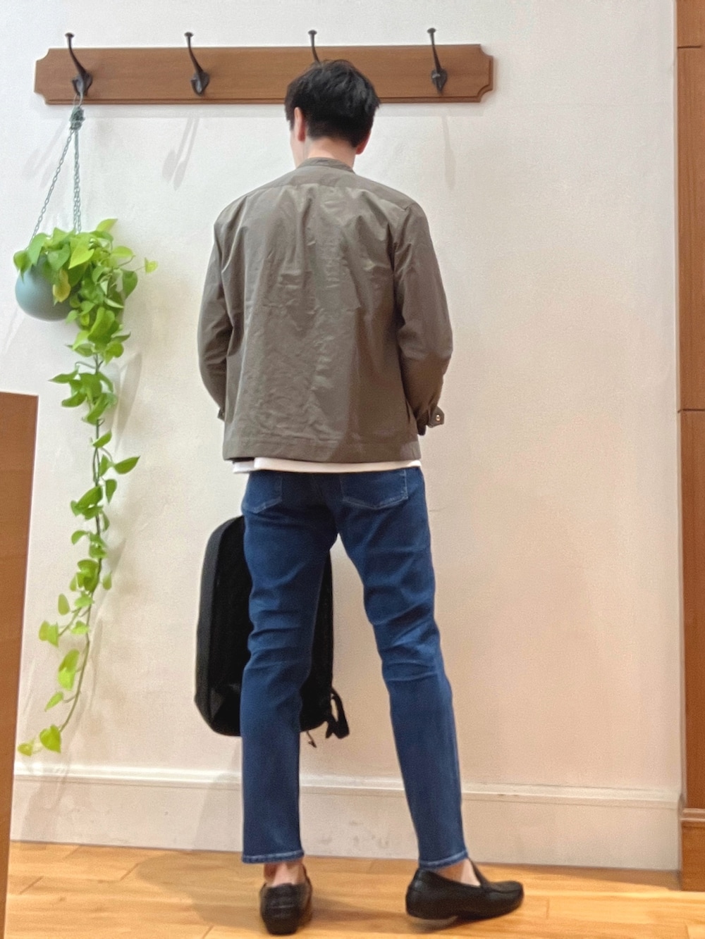 ブラウン系のシャツ/ブラウス、ブルー系のTシャツ/カットソー、ブルー系のデニムパンツを着用したメンズの秋コーディネートの4枚目の写真