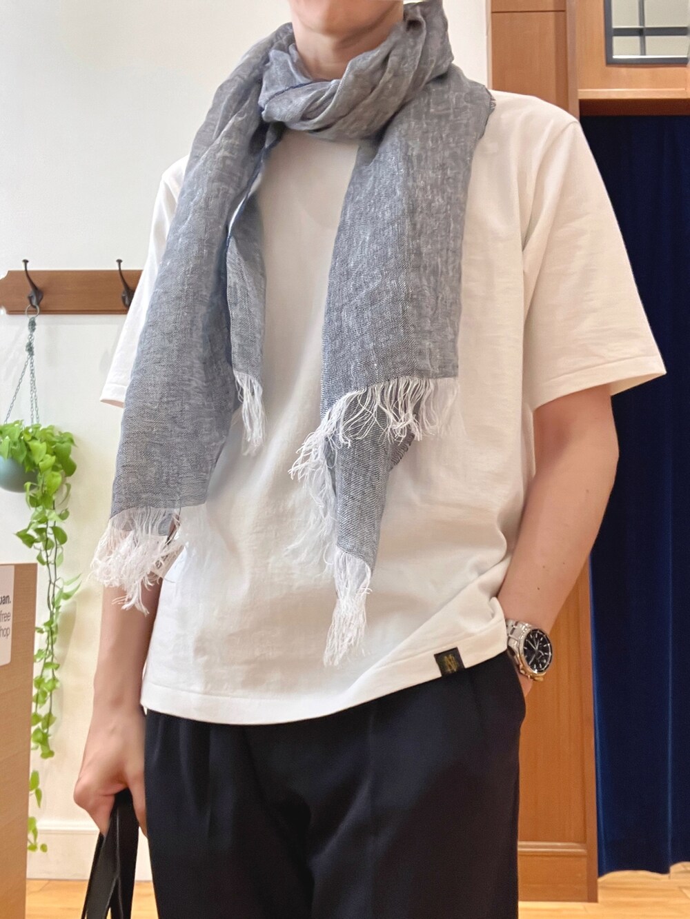 ブラック系のトートバッグ、ブラック系のその他パンツ、ホワイト系のTシャツ/カットソーを着用したメンズの春コーディネートの9枚目の写真