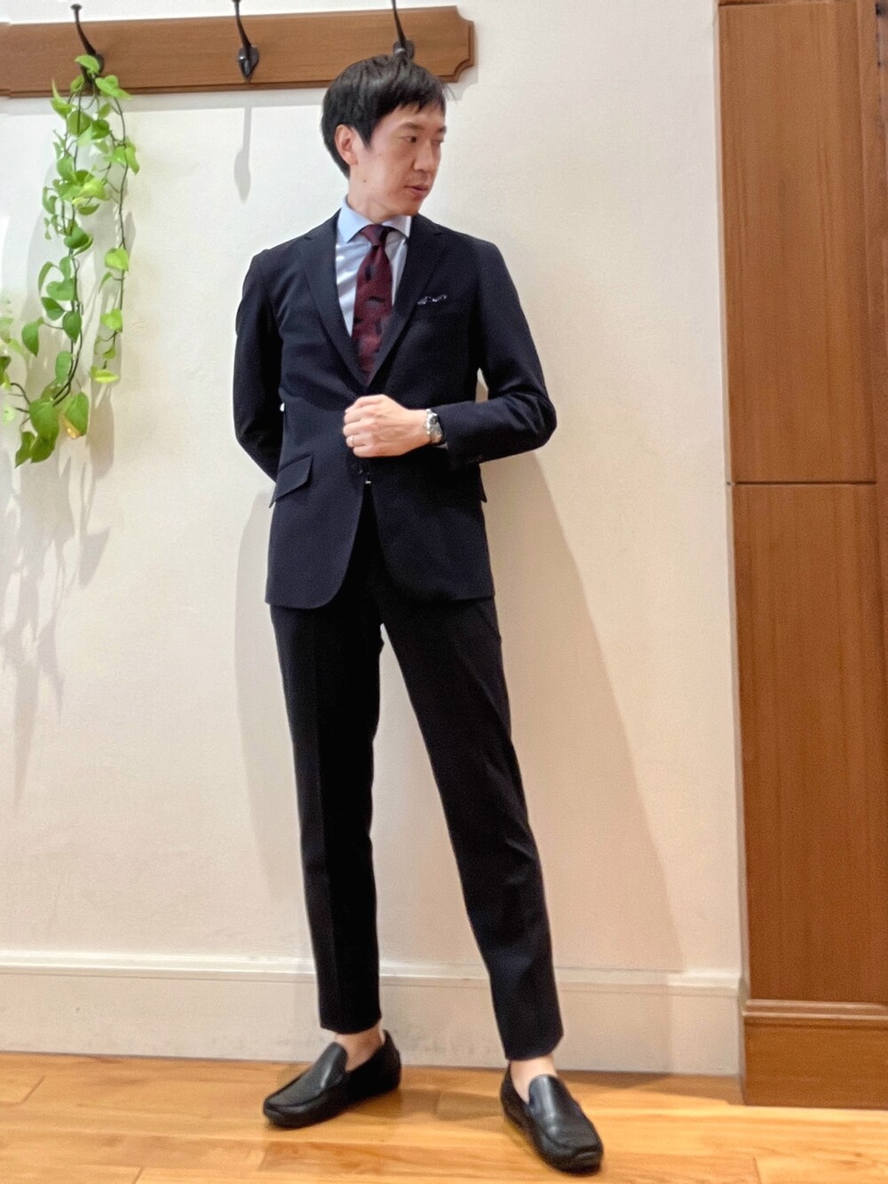 ブルー系のテーラードジャケット、ブルー系のその他パンツ、ブルー系のビジネスシャツを着用したメンズの秋コーディネートの7枚目の写真