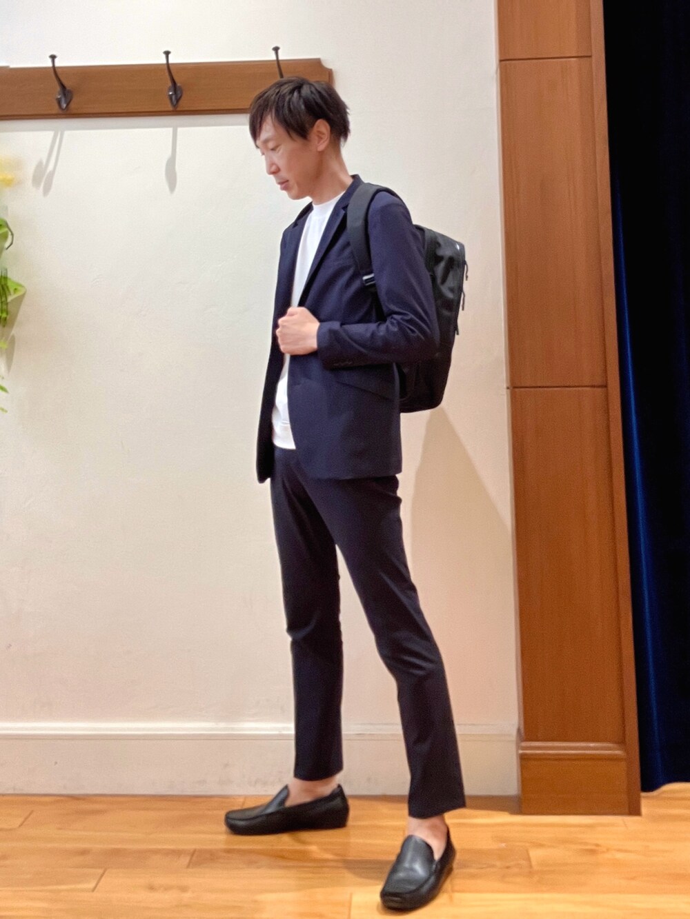 ブルー系のテーラードジャケット、ブルー系のその他パンツ、ホワイト系のTシャツ/カットソーを着用したメンズの秋コーディネートの3枚目の写真