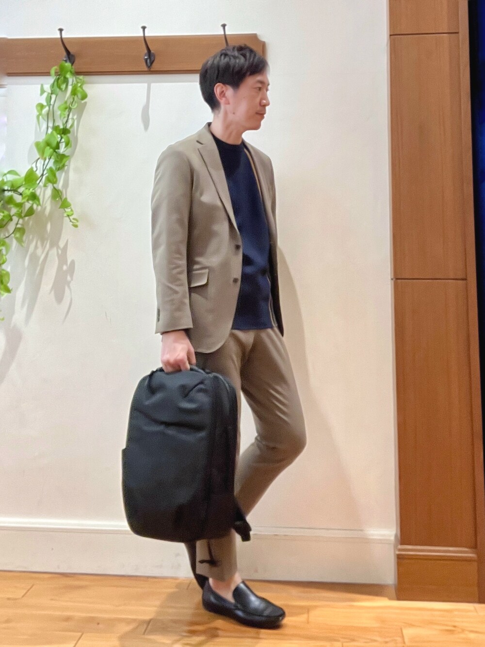 ブラウン系のその他パンツ、ブラウン系のテーラードジャケット、ブルー系のニット/セーターを着用したメンズの冬コーディネートの6枚目の写真