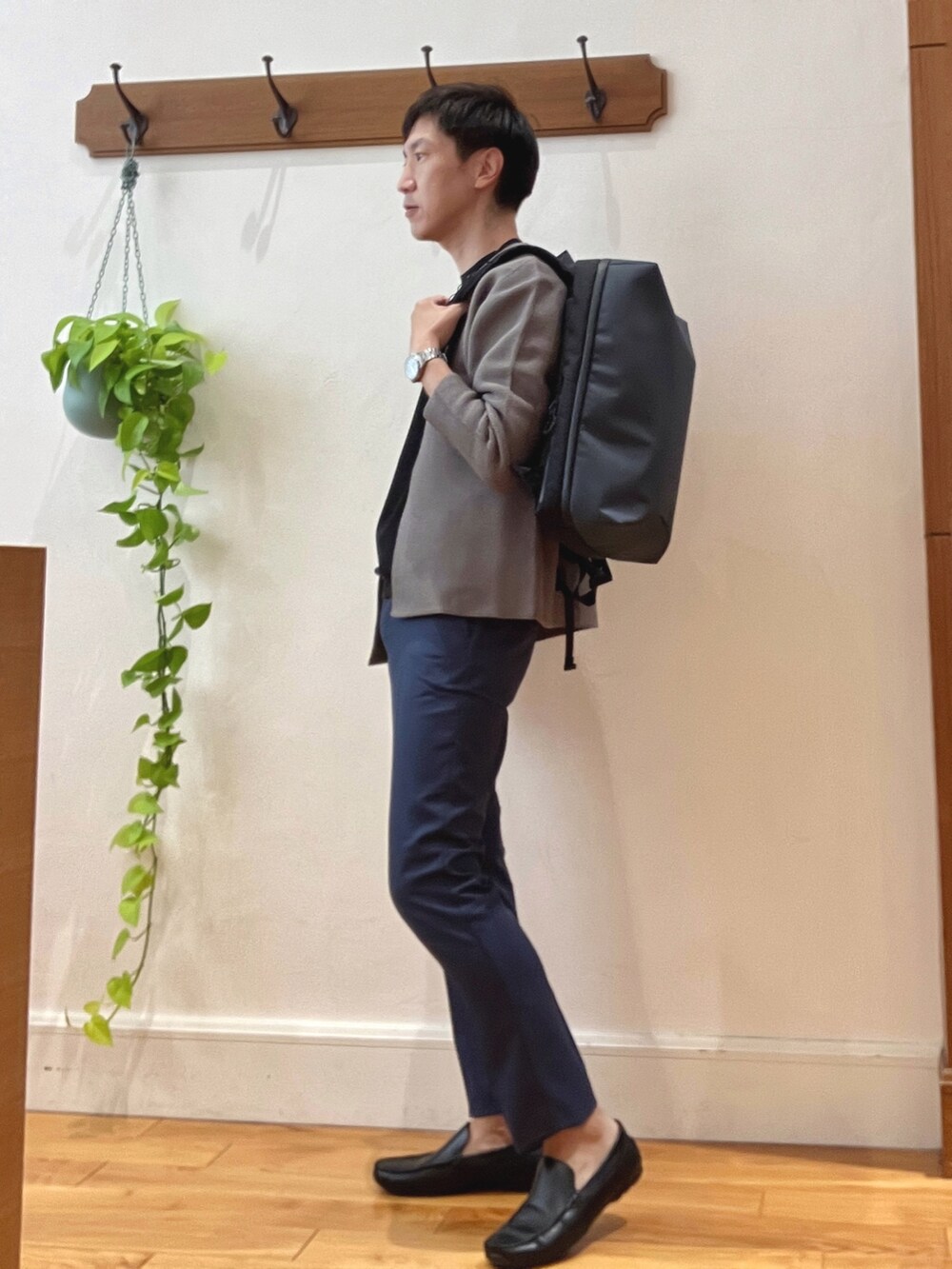 グリーン系のカーディガン/ボレロ、ブラック系のTシャツ/カットソー、ブルー系のバックパック/リュックを着用したメンズの秋コーディネートの4枚目の写真