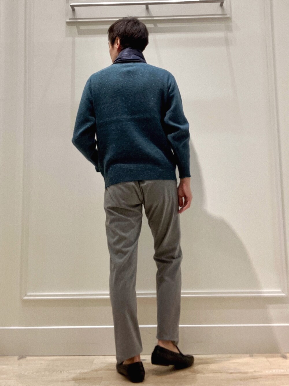 グリーン系のニット/セーター、グレー系のその他パンツ、ブルー系のマフラーを着用したメンズの冬コーディネートの4枚目の写真