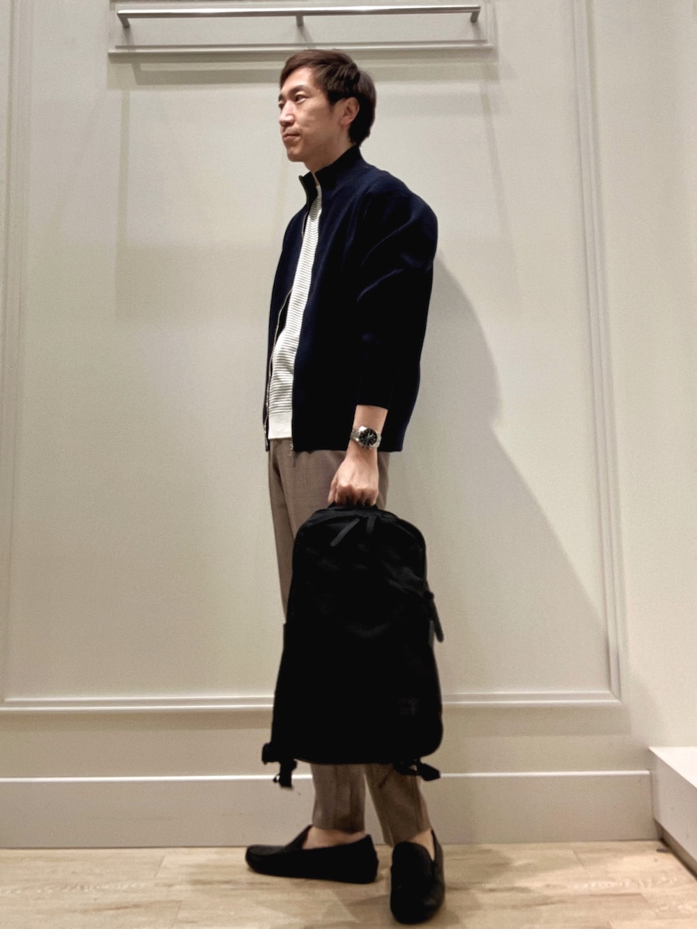 ブルー系のニット/セーター、ホワイト系のTシャツ/カットソー、ベージュ系のその他パンツを着用したメンズの冬コーディネートの2枚目の写真