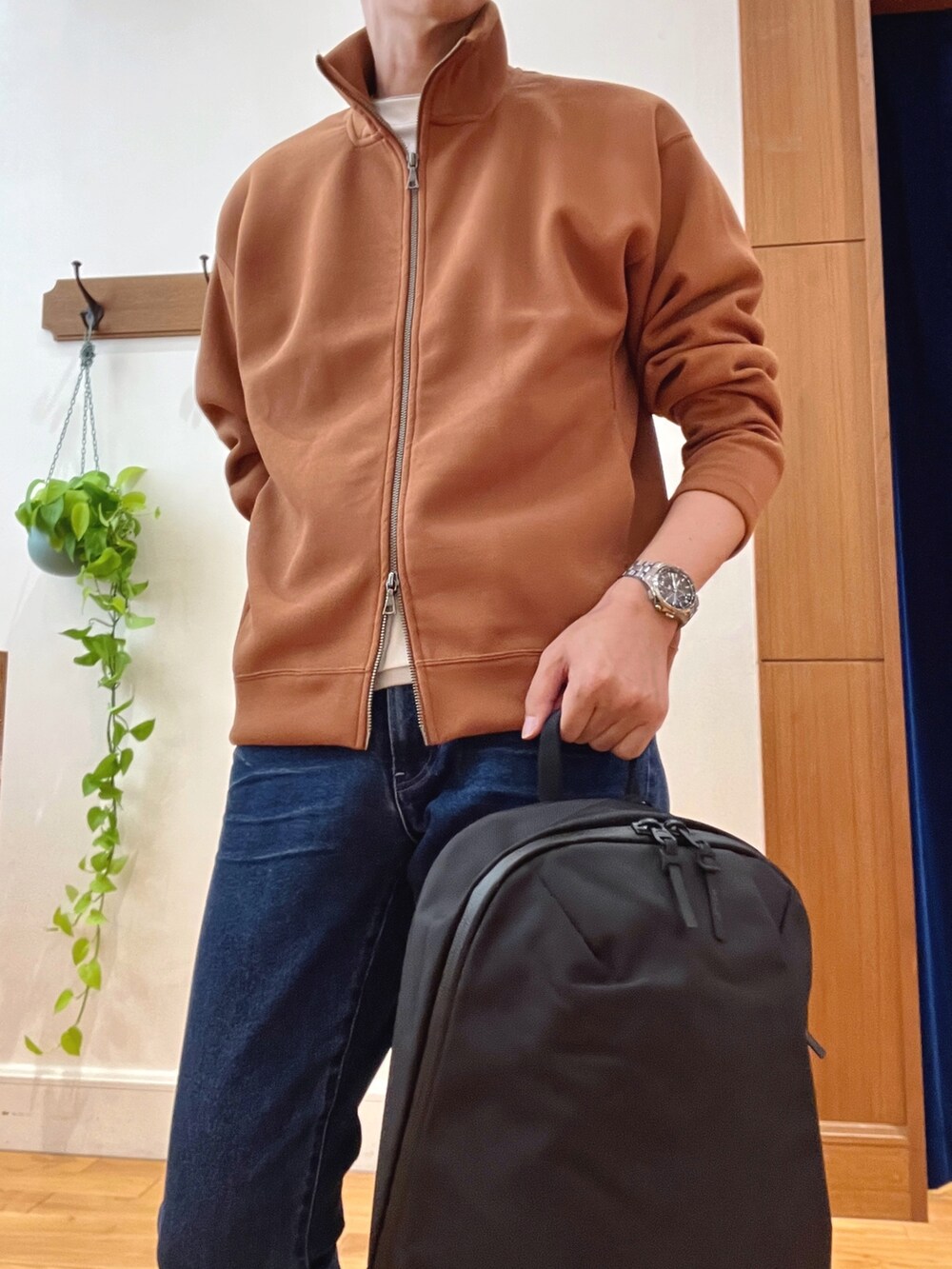 レッド系のカーディガン/ボレロ、ホワイト系のTシャツ/カットソー、ブラック系のバックパック/リュックを着用したメンズの秋コーディネートの8枚目の写真