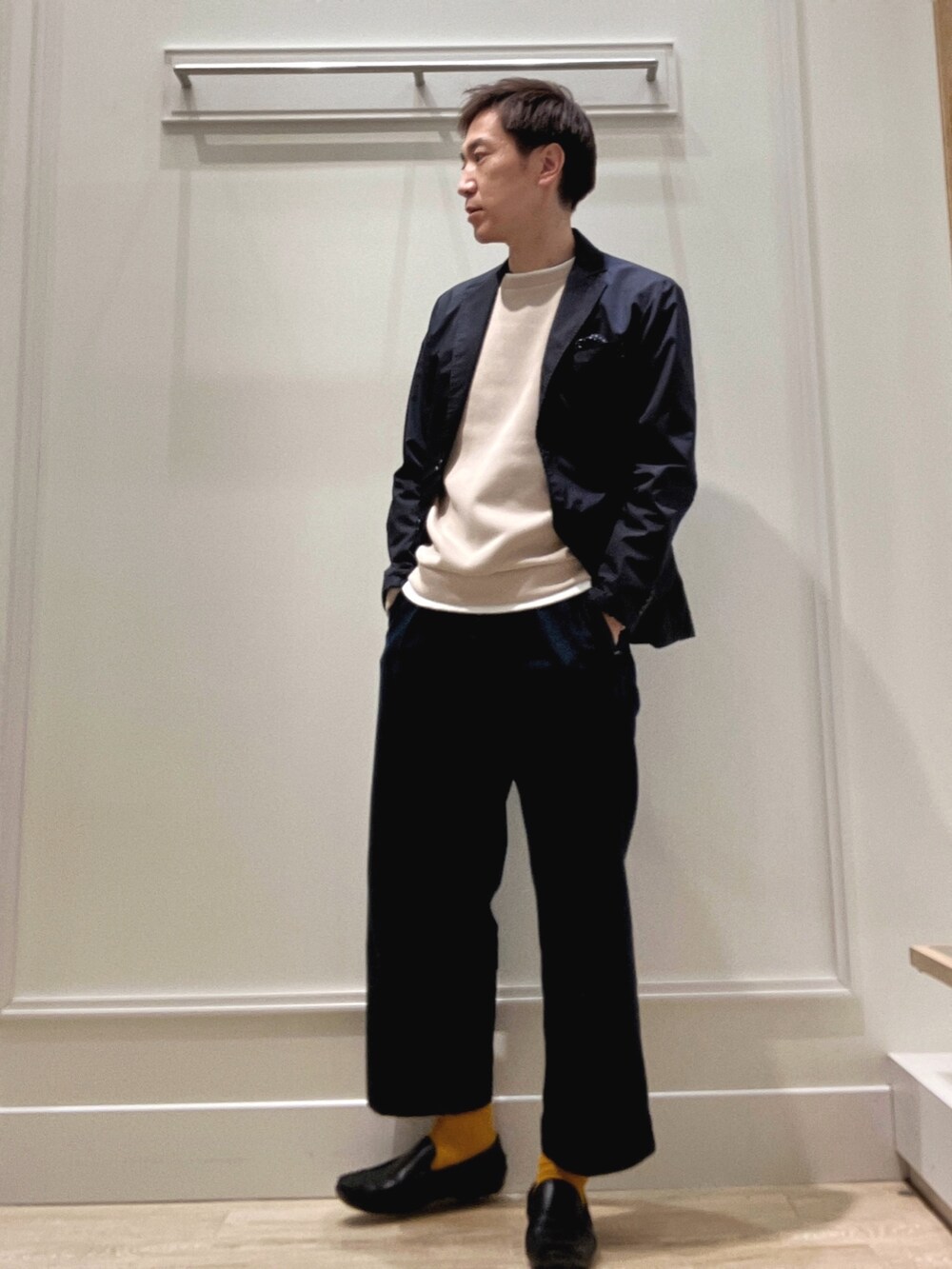 ブルー系のテーラードジャケット、ベージュ系のTシャツ/カットソーを着用したメンズの冬コーディネートの2枚目の写真