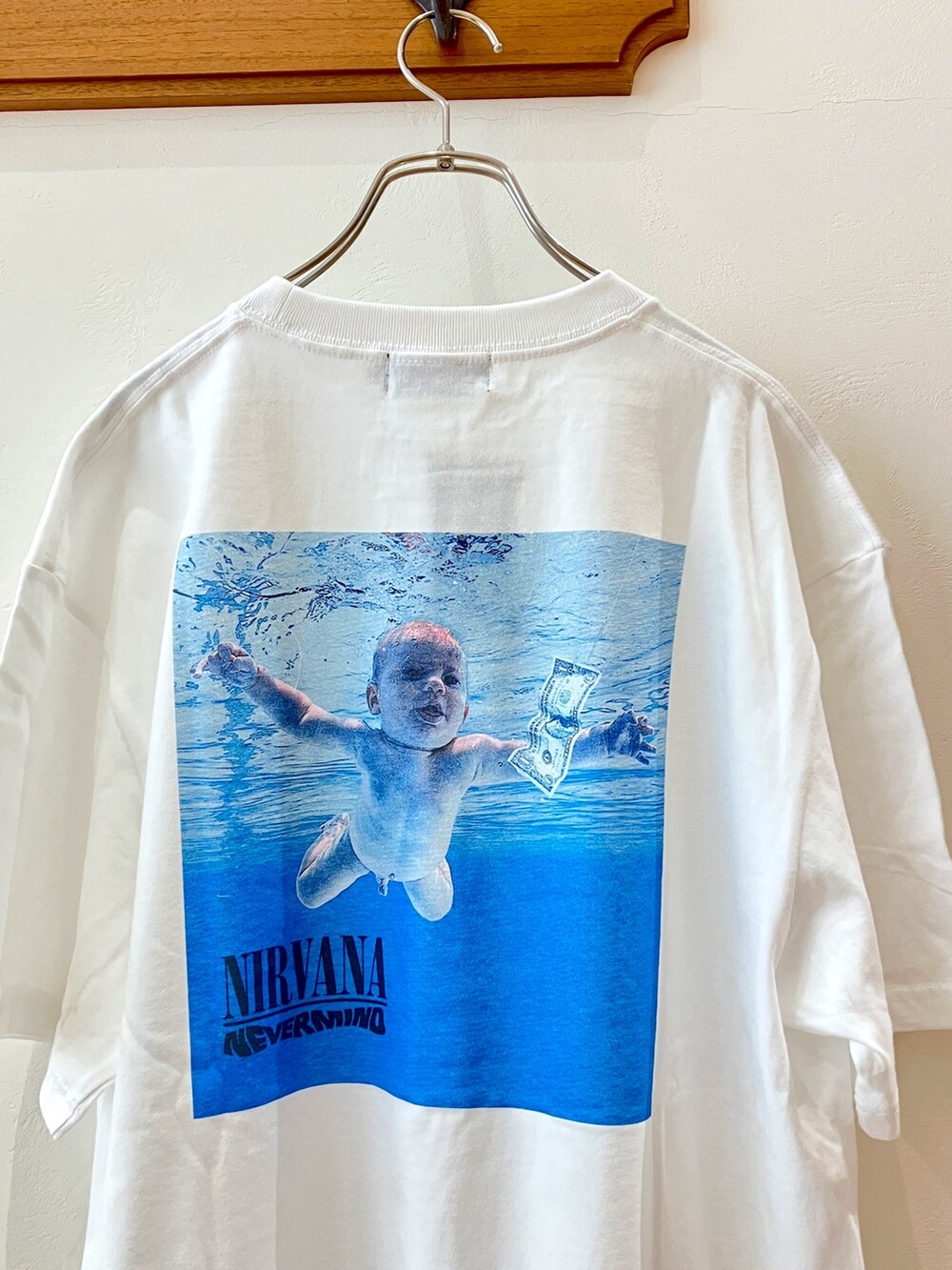 ホワイト系のTシャツ/カットソー、ブルー系のその他パンツ、イエロー系のショルダーバッグを着用したメンズの春コーディネートの9枚目の写真