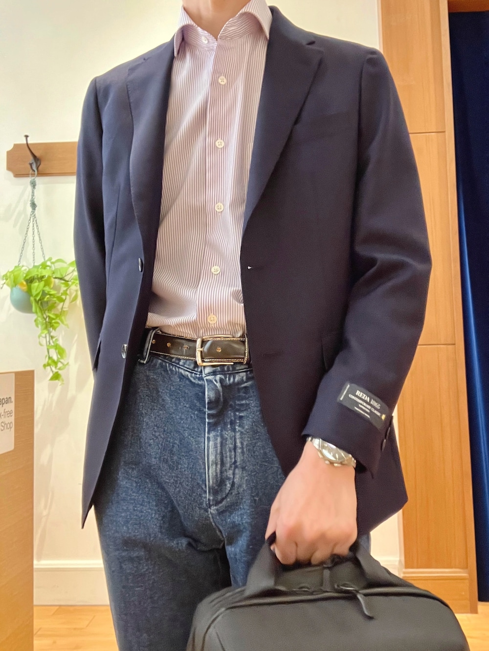 ブルー系のテーラードジャケット、パープル系のシャツ/ブラウス、ブルー系のデニムパンツを着用したメンズの春コーディネートの8枚目の写真