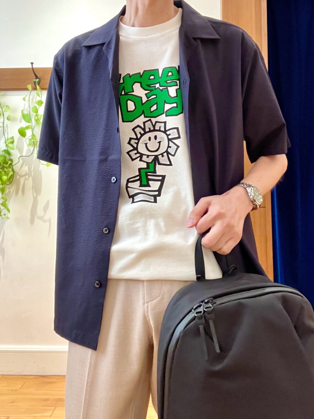 ホワイト系のTシャツ/カットソー、ブルー系のシャツ/ブラウス、ブラック系のバックパック/リュックを着用したメンズの夏コーディネートの8枚目の写真