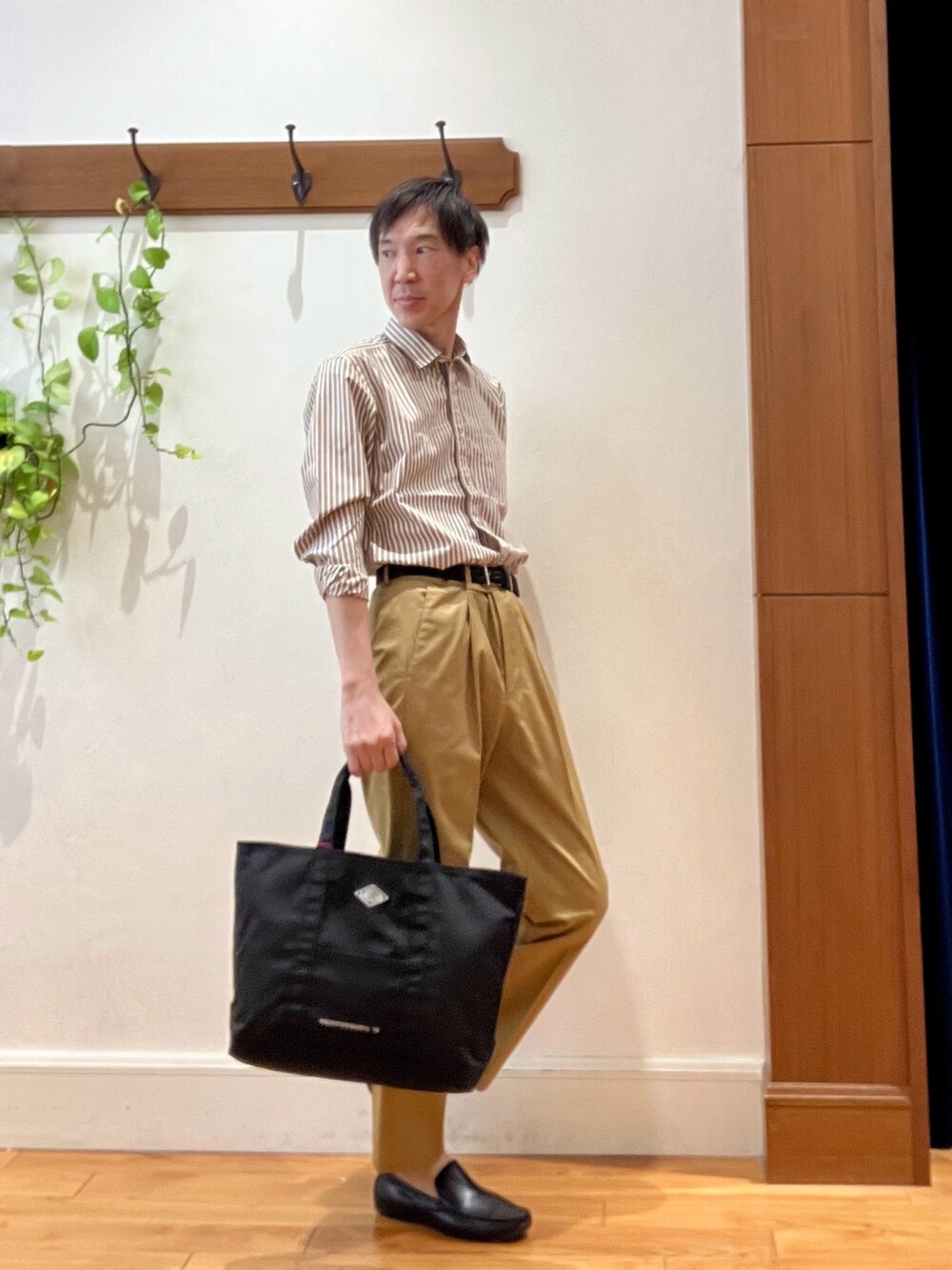 ブラック系のトートバッグ、ベージュ系のシャツ/ブラウス、ブラック系のベルトを着用したメンズの夏コーディネートの6枚目の写真