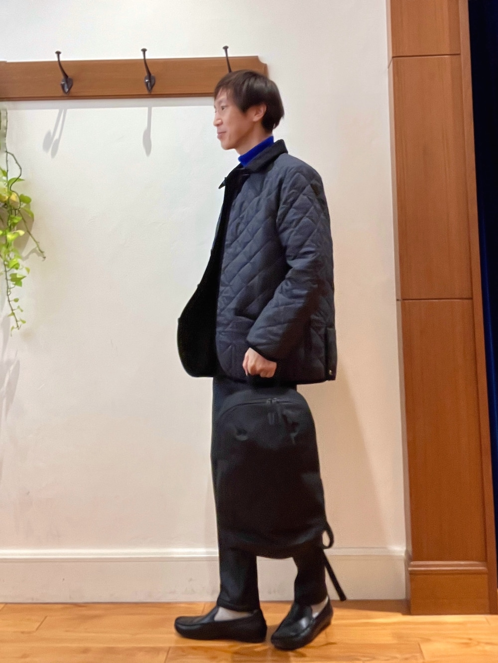 グレー系のその他パンツ、ブラック系のバックパック/リュック、グレー系のブルゾンを着用したメンズの秋コーディネートの2枚目の写真