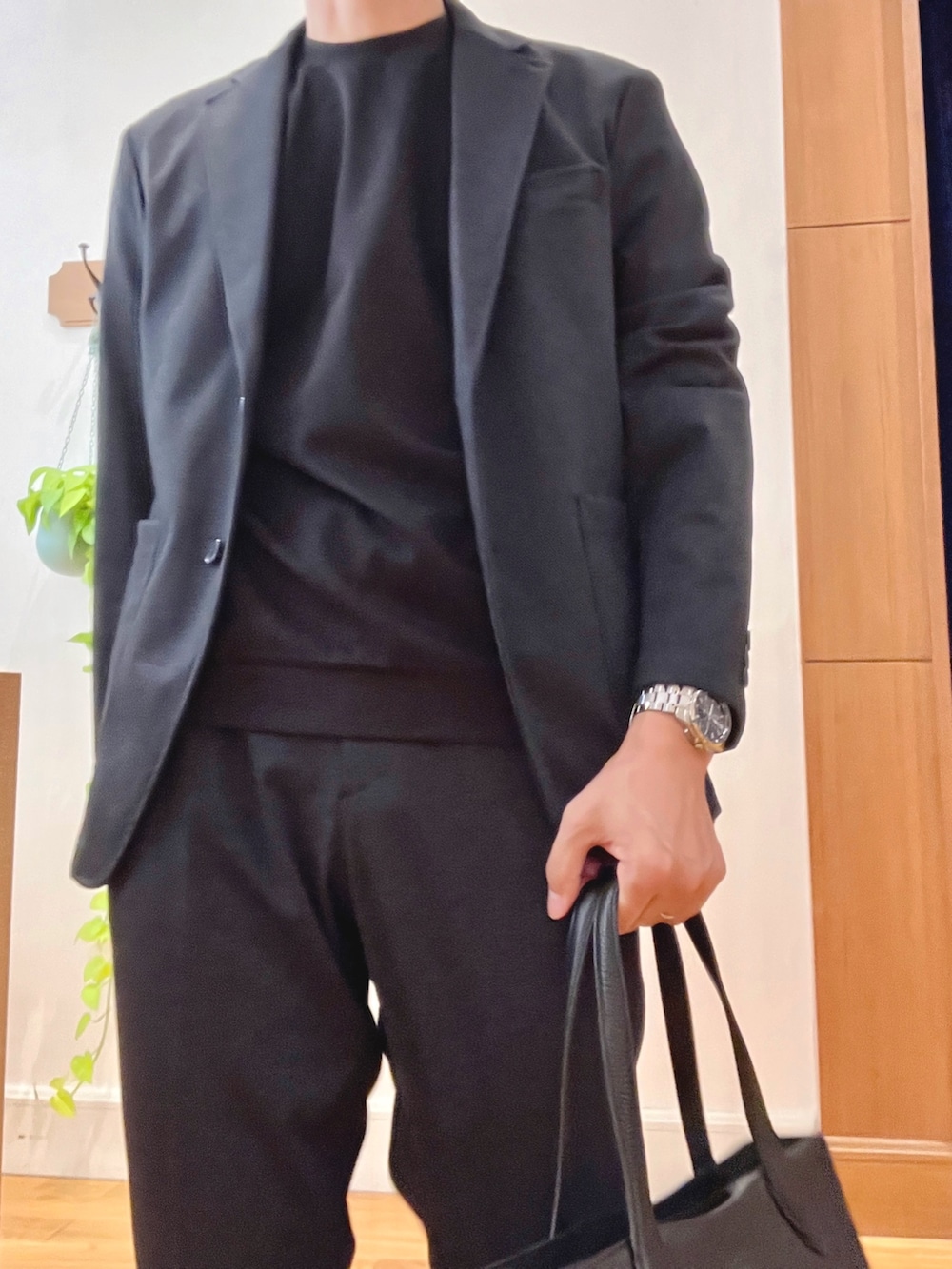 ブルー系のその他パンツ、ブラック系のトートバッグ、ブラック系のTシャツ/カットソーを着用したメンズの秋コーディネートの8枚目の写真