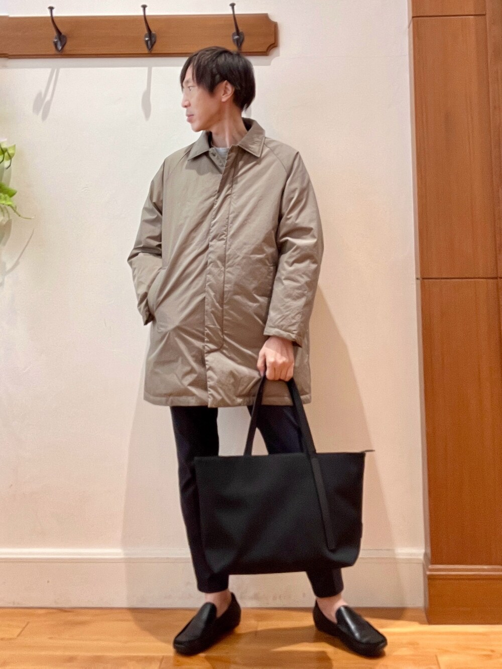 ベージュ系のダウンジャケット/コート、ブルー系のテーラードジャケット、ブルー系のその他パンツを着用したメンズの秋コーディネートの2枚目の写真