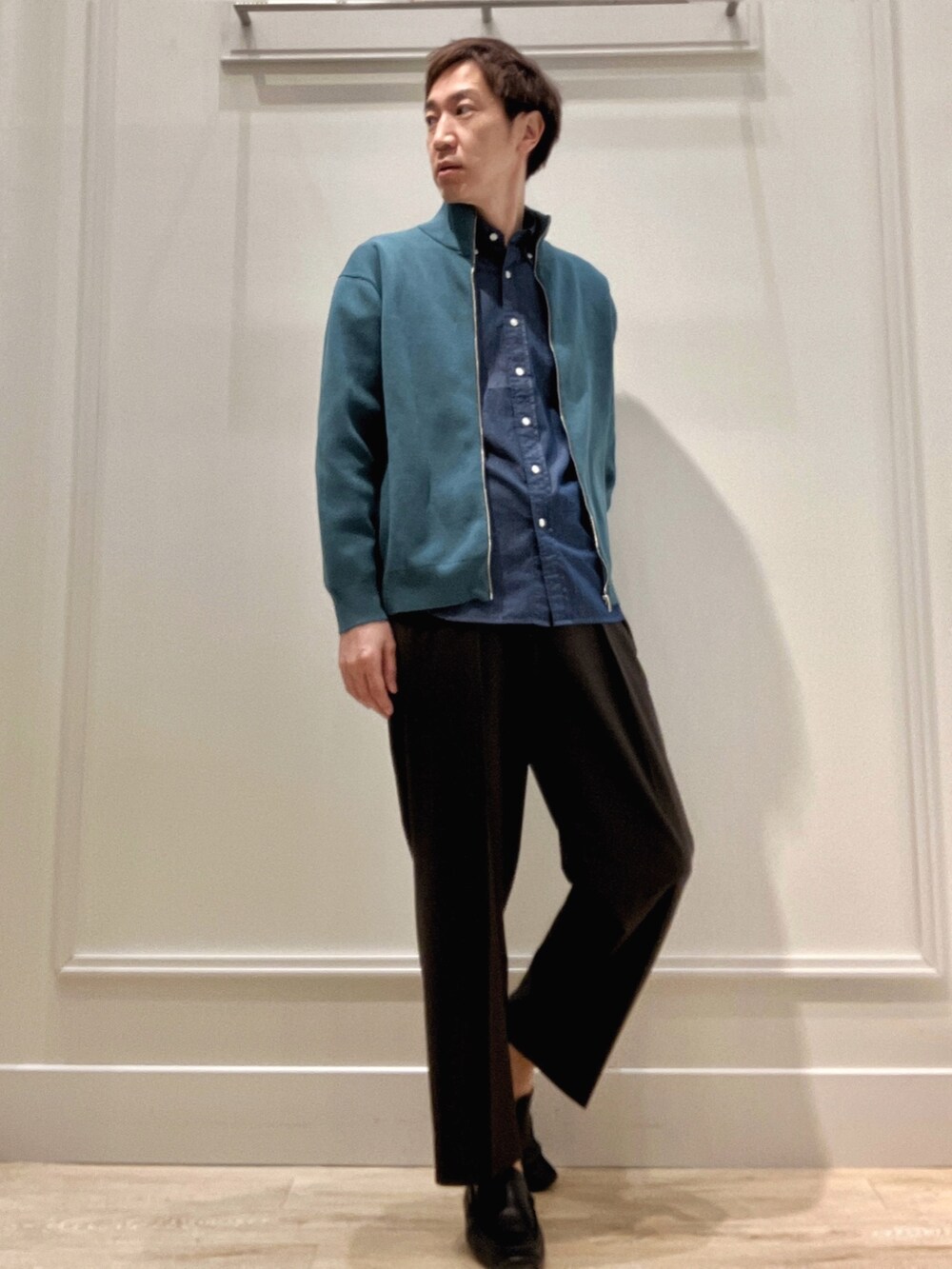 ブルー系のニット/セーター、ブルー系のシャツ/ブラウスを着用したメンズの冬コーディネートの8枚目の写真