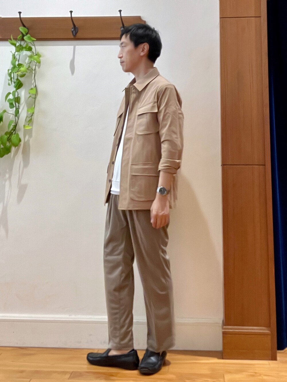 ベージュ系のミリタリージャケット、ホワイト系のTシャツ/カットソー、ベージュ系のその他パンツを着用したメンズの秋コーディネートの2枚目の写真